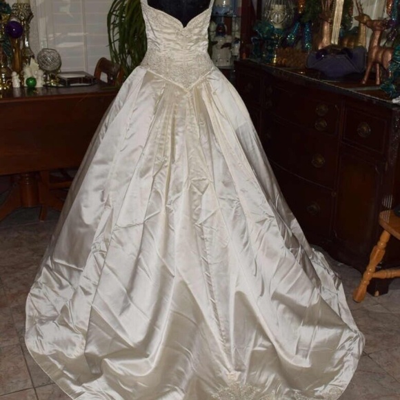 Reem Acra Rich Wedding Dress Size 10 in Ivory - Style Name is Rich - Sample - Picture 9 of 13